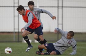 Alex, Felipe e Marquinhos durante o treino realizado esta tarde no CT Joaquim Grava, localizado no Parque Ecolgico do Tiete. O prximo jogo da equipe ser dia amanh, quarta-feira, 09/05, contra o Emelec/Equador, jogo de volta, vlido pelas oitavas de final da Copa Libertadores da Amrica 2012