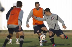 Danilo e Gilsinho durante o treino realizado esta tarde no CT Joaquim Grava, localizado no Parque Ecolgico do Tiete. O prximo jogo da equipe ser dia amanh, quarta-feira, 09/05, contra o Emelec/Equador, jogo de volta, vlido pelas oitavas de final da Copa Libertadores da Amrica 2012