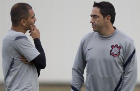 Fabio Costa e Chicão durante o treino realizado esta tarde no CT Joaquim Grava, localizado no Parque Ecológico do Tiete. O próximo jogo da equipe será dia amanhã, quarta-feira, 09/05, contra o Emelec/Equador, jogo de volta, válido pelas oitavas de final da Copa Libertadores da América 2012