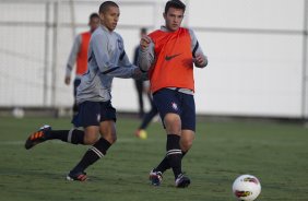 Marquinhos e Giovani durante o treino realizado esta tarde no CT Joaquim Grava, localizado no Parque Ecológico do Tiete. O próximo jogo da equipe será dia amanhã, quarta-feira, 09/05, contra o Emelec/Equador, jogo de volta, válido pelas oitavas de final da Copa Libertadores da América 2012