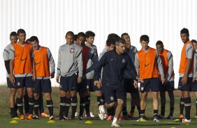O preparador físico Fabio Mahseredjian com o grupo de jogadores durante o treino realizado esta tarde no CT Joaquim Grava, localizado no Parque Ecológico do Tiete. O próximo jogo da equipe será dia amanhã, quarta-feira, 09/05, contra o Emelec/Equador, jogo de volta, válido pelas oitavas de final da Copa Libertadores da América 2012
