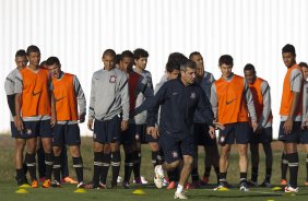 O preparador fsico Fabio Mahseredjian com o grupo de jogadores durante o treino realizado esta tarde no CT Joaquim Grava, localizado no Parque Ecolgico do Tiete. O prximo jogo da equipe ser dia amanh, quarta-feira, 09/05, contra o Emelec/Equador, jogo de volta, vlido pelas oitavas de final da Copa Libertadores da Amrica 2012