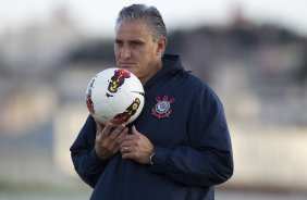 Tite durante o treino realizado esta tarde no CT Joaquim Grava, localizado no Parque Ecológico do Tiete. O próximo jogo da equipe será dia amanhã, quarta-feira, 09/05, contra o Emelec/Equador, jogo de volta, válido pelas oitavas de final da Copa Libertadores da América 2012