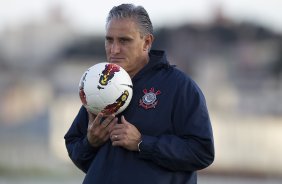 Tite durante o treino realizado esta tarde no CT Joaquim Grava, localizado no Parque Ecolgico do Tiete. O prximo jogo da equipe ser dia amanh, quarta-feira, 09/05, contra o Emelec/Equador, jogo de volta, vlido pelas oitavas de final da Copa Libertadores da Amrica 2012