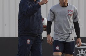 Tite e Willian durante o treino realizado esta tarde no CT Joaquim Grava, localizado no Parque Ecológico do Tiete. O próximo jogo da equipe será dia amanhã, quarta-feira, 09/05, contra o Emelec/Equador, jogo de volta, válido pelas oitavas de final da Copa Libertadores da América 2012
