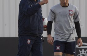 Tite e Willian durante o treino realizado esta tarde no CT Joaquim Grava, localizado no Parque Ecolgico do Tiete. O prximo jogo da equipe ser dia amanh, quarta-feira, 09/05, contra o Emelec/Equador, jogo de volta, vlido pelas oitavas de final da Copa Libertadores da Amrica 2012