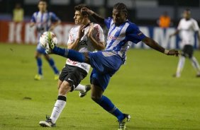 Alex e Achilier durante a partida entre Corinthians/Brasil x Emelec/Equador, realizada esta noite no estádio do Pacaembu, jogo da volta pela Copa Libertadores de América 2012