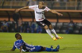 Bagui e Emerson durante a partida entre Corinthians/Brasil x Emelec/Equador, realizada esta noite no estádio do Pacaembu, jogo da volta pela Copa Libertadores de América 2012