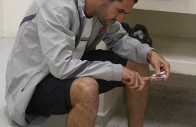 Danilo cortando as unhas nos vestiários antes da partida entre Corinthians/Brasil x Emelec/Equador, realizada esta noite no estádio do Pacaembu, jogo da volta pela Copa Libertadores de América 2012