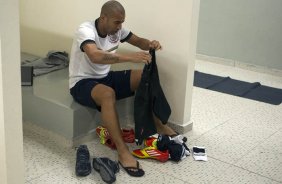 Emerson nos vestiários antes da partida entre Corinthians/Brasil x Emelec/Equador, realizada esta noite no estádio do Pacaembu, jogo da volta pela Copa Libertadores de América 2012