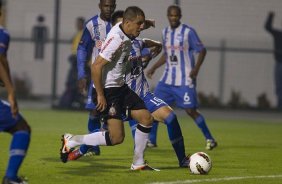Fabio Santos faz e comemora seu gol durante a partida entre Corinthians/Brasil x Emelec/Equador, realizada esta noite no estádio do Pacaembu, jogo da volta pela Copa Libertadores de América 2012