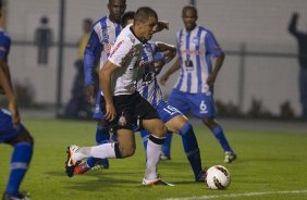 Fabio Santos faz e comemora seu gol durante a partida entre Corinthians/Brasil x Emelec/Equador, realizada esta noite no estdio do Pacaembu, jogo da volta pela Copa Libertadores de Amrica 2012