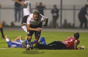 Fabio Santos faz e comemora seu gol durante a partida entre Corinthians/Brasil x Emelec/Equador, realizada esta noite no estádio do Pacaembu, jogo da volta pela Copa Libertadores de América 2012