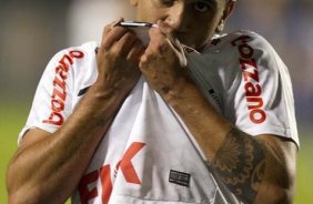 Fabio Santos faz e comemora seu gol durante a partida entre Corinthians/Brasil x Emelec/Equador, realizada esta noite no estádio do Pacaembu, jogo da volta pela Copa Libertadores de América 2012