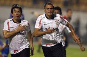 Fabio Santos faz e comemora seu gol durante a partida entre Corinthians/Brasil x Emelec/Equador, realizada esta noite no estádio do Pacaembu, jogo da volta pela Copa Libertadores de América 2012