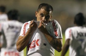 Fabio Santos faz e comemora seu gol durante a partida entre Corinthians/Brasil x Emelec/Equador, realizada esta noite no estdio do Pacaembu, jogo da volta pela Copa Libertadores de Amrica 2012