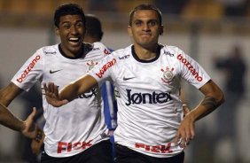 Fabio Santos faz e comemora seu gol durante a partida entre Corinthians/Brasil x Emelec/Equador, realizada esta noite no estádio do Pacaembu, jogo da volta pela Copa Libertadores de América 2012