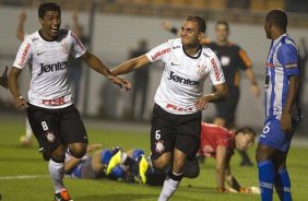 Fabio Santos faz e comemora seu gol durante a partida entre Corinthians/Brasil x Emelec/Equador, realizada esta noite no estádio do Pacaembu, jogo da volta pela Copa Libertadores de América 2012