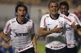 Fabio Santos(d) faz e comemora seu gol durante a partida entre Corinthians/Brasil x Emelec/Equador, realizada esta noite no estádio do Pacaembu, jogo da volta pela Copa Libertadores de América 2012