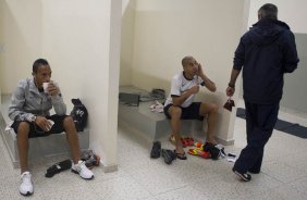 Liedson e Emerson nos vestiários antes da partida entre Corinthians/Brasil x Emelec/Equador, realizada esta noite no estádio do Pacaembu, jogo da volta pela Copa Libertadores de América 2012