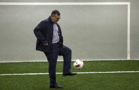 O presidente do Corinthians Mario Gobbi brincando com uma bola nos vestirios antes da partida entre Corinthians/Brasil x Emelec/Equador, realizada esta noite no estdio do Pacaembu, jogo da volta pela Copa Libertadores de Amrica 2012