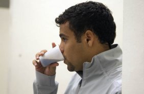 Welder nos vestiários antes da partida entre Corinthians/Brasil x Emelec/Equador, realizada esta noite no estádio do Pacaembu, jogo da volta pela Copa Libertadores de América 2012