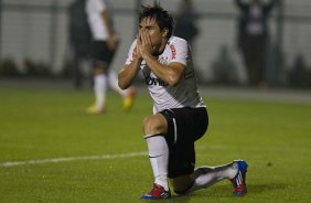 Willian durante a partida entre Corinthians/Brasil x Emelec/Equador, realizada esta noite no estádio do Pacaembu, jogo da volta pela Copa Libertadores de América 2012