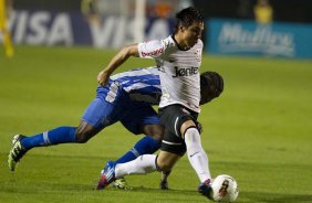 Willian e Achilier durante a partida entre Corinthians/Brasil x Emelec/Equador, realizada esta noite no estádio do Pacaembu, jogo da volta pela Copa Libertadores de América 2012