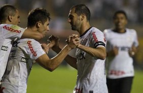 Alex faz e comemora seu gol com Danilo(d) durante a partida entre Corinthians/Brasil x Emelec/Equador, realizada esta noite no estádio do Pacaembu, jogo da volta pela Copa Libertadores de América 2012