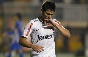 Alex faz e comemora seu gol durante a partida entre Corinthians/Brasil x Emelec/Equador, realizada esta noite no estádio do Pacaembu, jogo da volta pela Copa Libertadores de América 2012