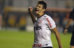 Alex faz e comemora seu gol durante a partida entre Corinthians/Brasil x Emelec/Equador, realizada esta noite no estádio do Pacaembu, jogo da volta pela Copa Libertadores de América 2012