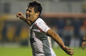 Alex faz e comemora seu gol durante a partida entre Corinthians/Brasil x Emelec/Equador, realizada esta noite no estádio do Pacaembu, jogo da volta pela Copa Libertadores de América 2012