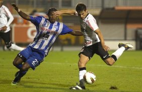 Em cima de Achilier, Alex faz seu gol durante a partida entre Corinthians/Brasil x Emelec/Equador, realizada esta noite no estádio do Pacaembu, jogo da volta pela Copa Libertadores de América 2012