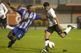 Em cima de Achilier, Alex faz seu gol durante a partida entre Corinthians/Brasil x Emelec/Equador, realizada esta noite no estdio do Pacaembu, jogo da volta pela Copa Libertadores de Amrica 2012