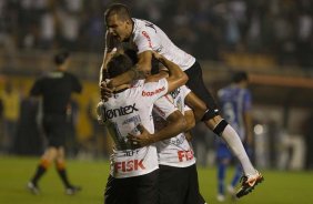 Fabio Santos com Paulinho que fez e comemorou seu gol durante a partida entre Corinthians/Brasil x Emelec/Equador, realizada esta noite no estádio do Pacaembu, jogo da volta pela Copa Libertadores de América 2012