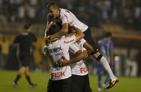 Fabio Santos com Paulinho que fez e comemorou seu gol durante a partida entre Corinthians/Brasil x Emelec/Equador, realizada esta noite no estdio do Pacaembu, jogo da volta pela Copa Libertadores de Amrica 2012