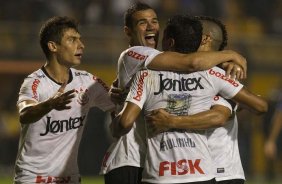 Paulinho, de costas, faz e comemora seu gol durante a partida entre Corinthians/Brasil x Emelec/Equador, realizada esta noite no estádio do Pacaembu, jogo da volta pela Copa Libertadores de América 2012