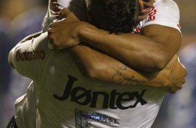 Paulinho faz e comemora seu gol durante a partida entre Corinthians/Brasil x Emelec/Equador, realizada esta noite no estádio do Pacaembu, jogo da volta pela Copa Libertadores de América 2012