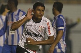 Paulinho faz e comemora seu gol durante a partida entre Corinthians/Brasil x Emelec/Equador, realizada esta noite no estádio do Pacaembu, jogo da volta pela Copa Libertadores de América 2012