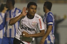 Paulinho faz e comemora seu gol durante a partida entre Corinthians/Brasil x Emelec/Equador, realizada esta noite no estdio do Pacaembu, jogo da volta pela Copa Libertadores de Amrica 2012