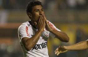 Paulinho faz e comemora seu gol durante a partida entre Corinthians/Brasil x Emelec/Equador, realizada esta noite no estádio do Pacaembu, jogo da volta pela Copa Libertadores de América 2012