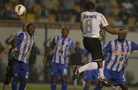 Paulinho faz seu gol durante a partida entre Corinthians/Brasil x Emelec/Equador, realizada esta noite no estdio do Pacaembu, jogo da volta pela Copa Libertadores de Amrica 2012
