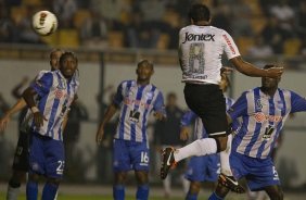 Paulinho faz seu gol durante a partida entre Corinthians/Brasil x Emelec/Equador, realizada esta noite no estádio do Pacaembu, jogo da volta pela Copa Libertadores de América 2012