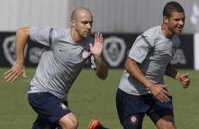 Alessandro e Willian Aro durante o treino realizado esta manh no CT Joaquim Grava, localizado no Parque Ecolgico do Tiete. O prximo jogo da equipe ser dia 16/05, em So Janurio, contra o Vasco da Gama, jogo de ida vlido pelas quartas de final da Copa Libertadores da Amrica 2012