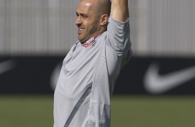 Alessandro fazendo alongamento durante o treino realizado esta manh no CT Joaquim Grava, localizado no Parque Ecolgico do Tiete. O prximo jogo da equipe ser dia 16/05, em So Janurio, contra o Vasco da Gama, jogo de ida vlido pelas quartas de final da Copa Libertadores da Amrica 2012