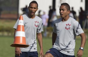 Liedson e Jorge Henrique durante o treino realizado esta manh no CT Joaquim Grava, localizado no Parque Ecolgico do Tiete. O prximo jogo da equipe ser dia 16/05, em So Janurio, contra o Vasco da Gama, jogo de ida vlido pelas quartas de final da Copa Libertadores da Amrica 2012