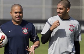 O fisioterapeuta Caio Mello e Wallace durante o treino realizado esta manh no CT Joaquim Grava, localizado no Parque Ecolgico do Tiete. O prximo jogo da equipe ser dia 16/05, em So Janurio, contra o Vasco da Gama, jogo de ida vlido pelas quartas de final da Copa Libertadores da Amrica 2012