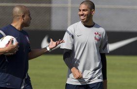 O fisioterapeuta Caio Mello e Wallace durante o treino realizado esta manh no CT Joaquim Grava, localizado no Parque Ecolgico do Tiete. O prximo jogo da equipe ser dia 16/05, em So Janurio, contra o Vasco da Gama, jogo de ida vlido pelas quartas de final da Copa Libertadores da Amrica 2012