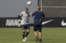 Wallace treinando com bola com o fisioterapeuta Caio Mello durante o treino realizado esta manh no CT Joaquim Grava, localizado no Parque Ecolgico do Tiete. O prximo jogo da equipe ser dia 16/05, em So Janurio, contra o Vasco da Gama, jogo de ida vlido pelas quartas de final da Copa Libertadores da Amrica 2012