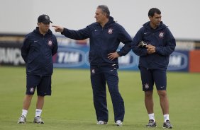 Cleber Xavier, auxiliar, Tite e Fabio Carille, auxiliar durante o treino realizado esta manhã no CT Joaquim Grava, localizado no Parque Ecológico do Tiete. O próximo jogo da equipe será dia 16/05, em São Januário, contra o Vasco da Gama, jogo de ida válido pelas quartas de final da Copa Libertadores da América 2012